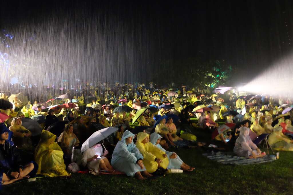 現場觀眾淋著大雨也不消聽音樂會的熱情