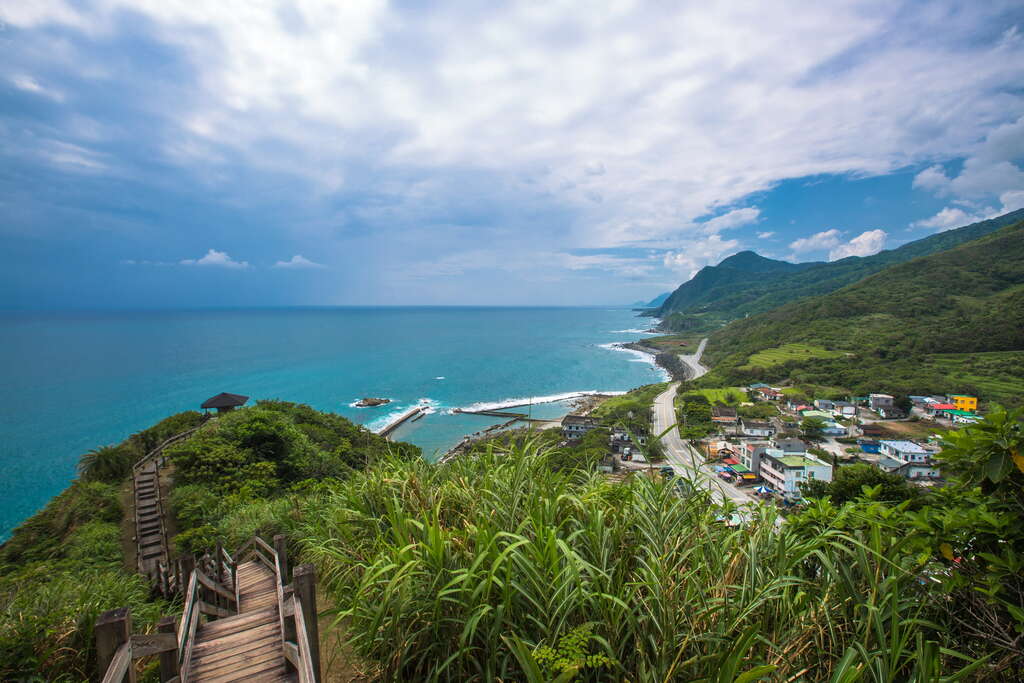 從大石鼻山步道上俯瞰磯崎灣