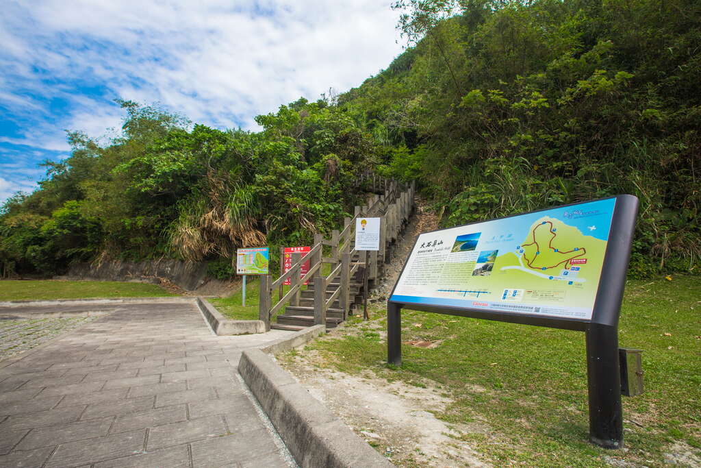 磯崎海濱休憩區路旁的停車場，是登大石鼻山的步道口