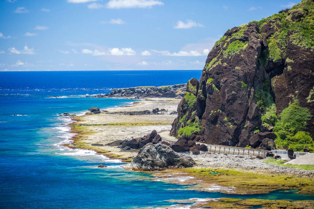 在古道上的涼亭可眺望綠島環島公路美景