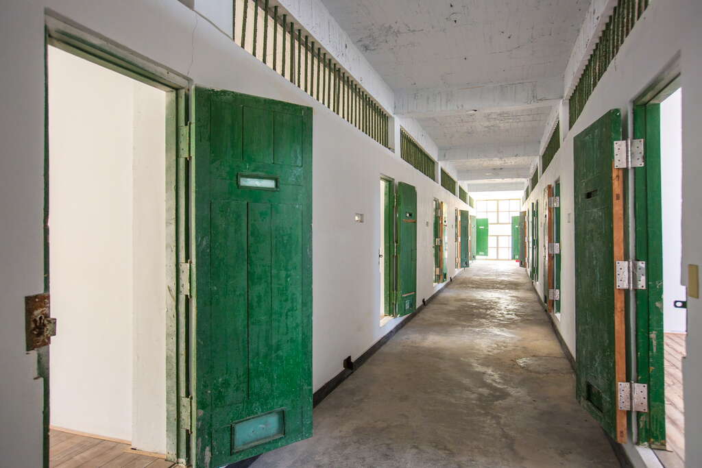 走進綠洲山莊內的監獄走廊，仍可感受當時的沉重氛圍