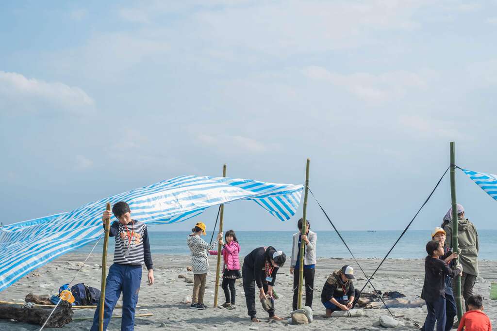 孩子協力搭建海邊的工寮