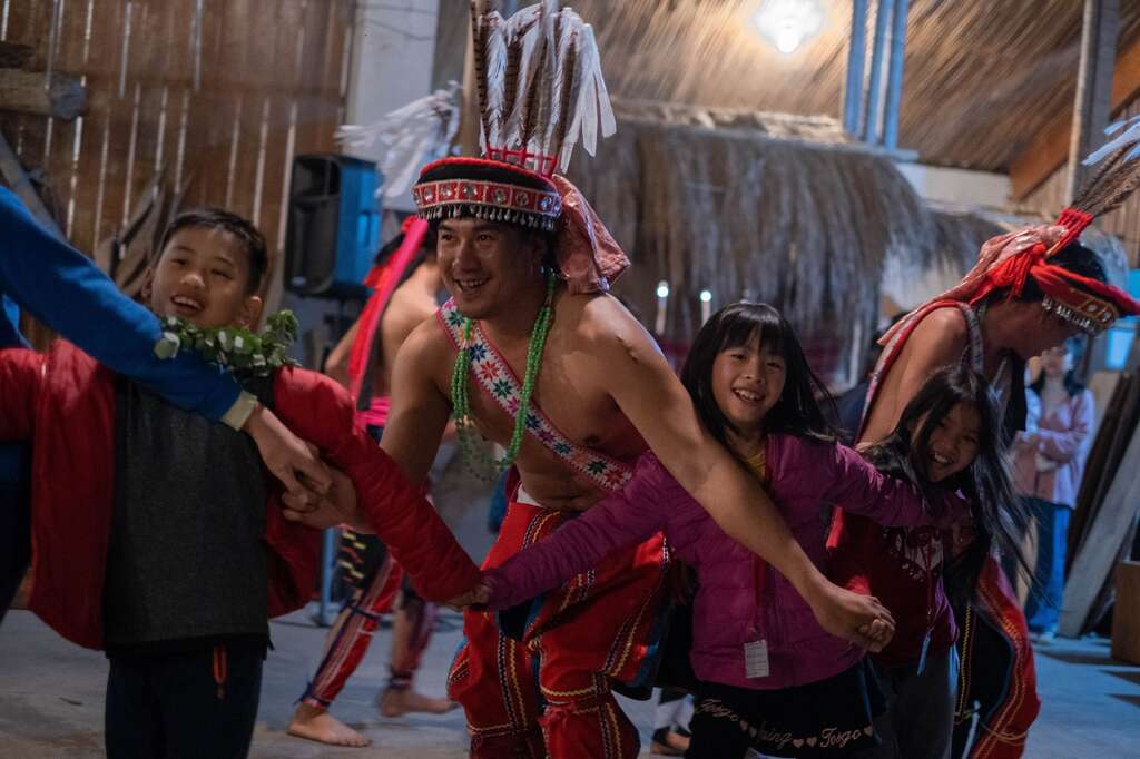 孩子學習部落樂舞，部落晚會一起同歡