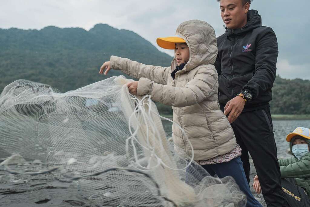 學習阿美族使用八卦網