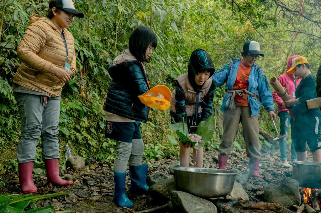 在山林中野炊