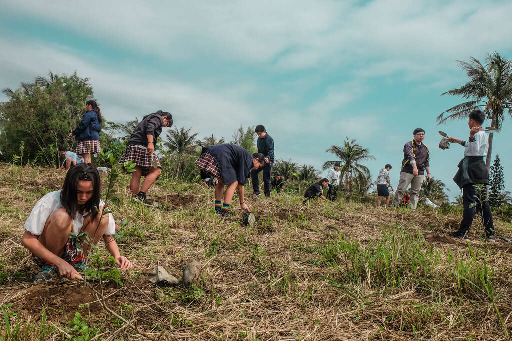都蘭國中小師生攜手種下