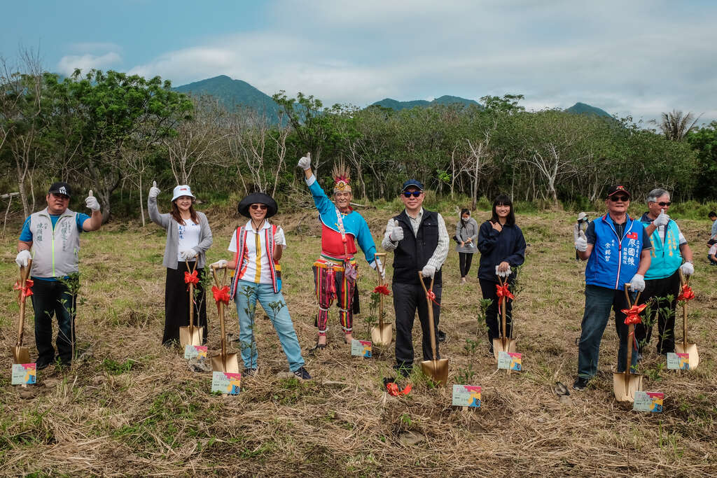 貴賓於都蘭鼻植樹