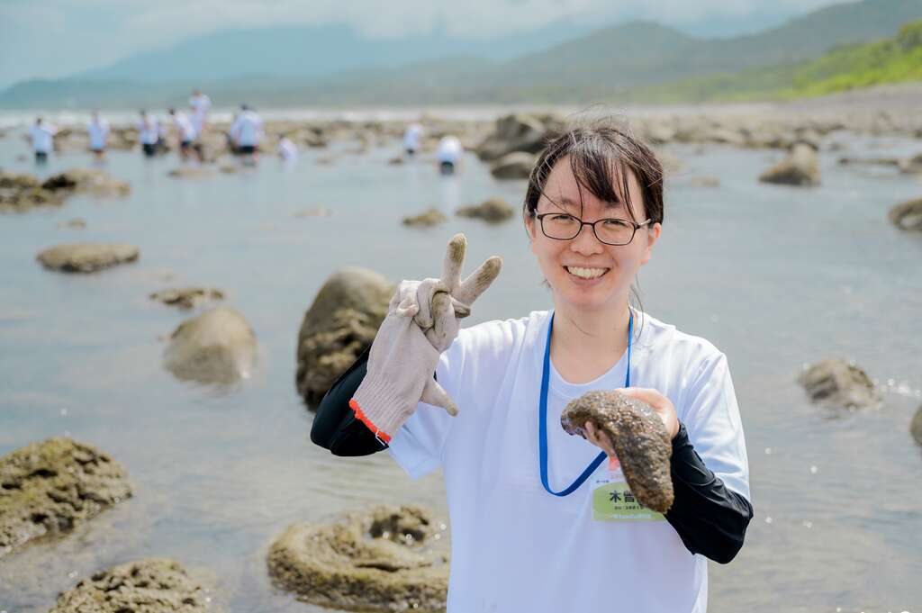志工與部落海男海女一起認識潮間帶生態，認識部落的漁獵文化