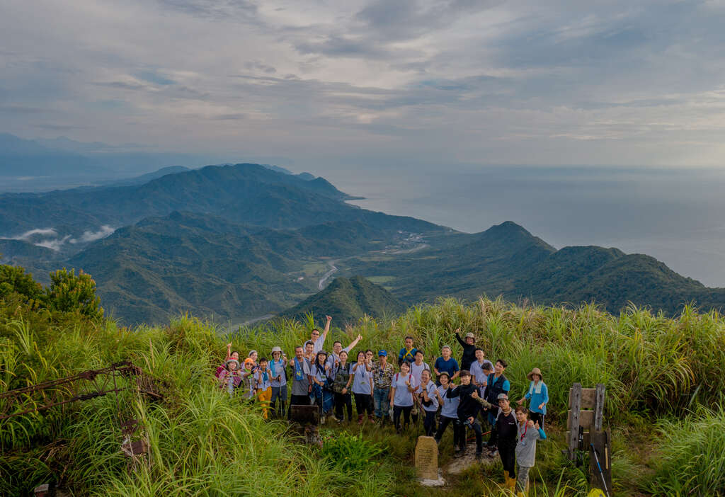 3-部落族人及志工一起登上奇拉雅山山頂