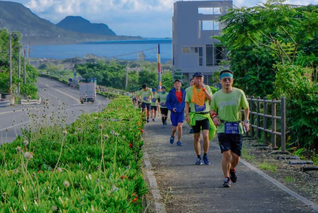 選手奔馳在賽道上