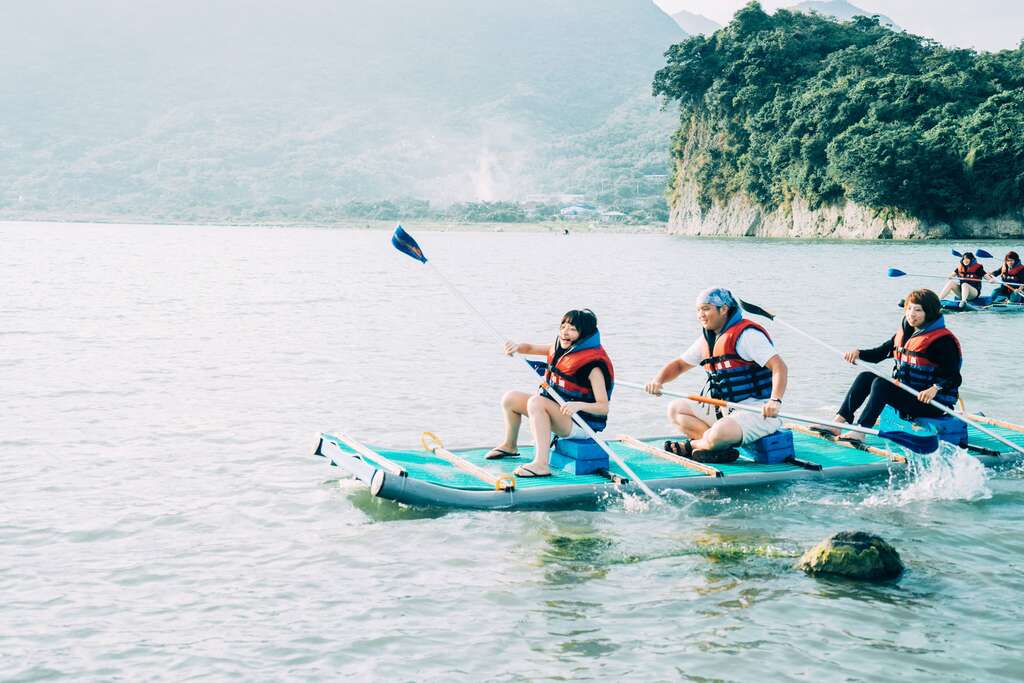 乘膠筏滑進秀姑巒溪，感受靜浦山、海、溪環抱的明媚風光