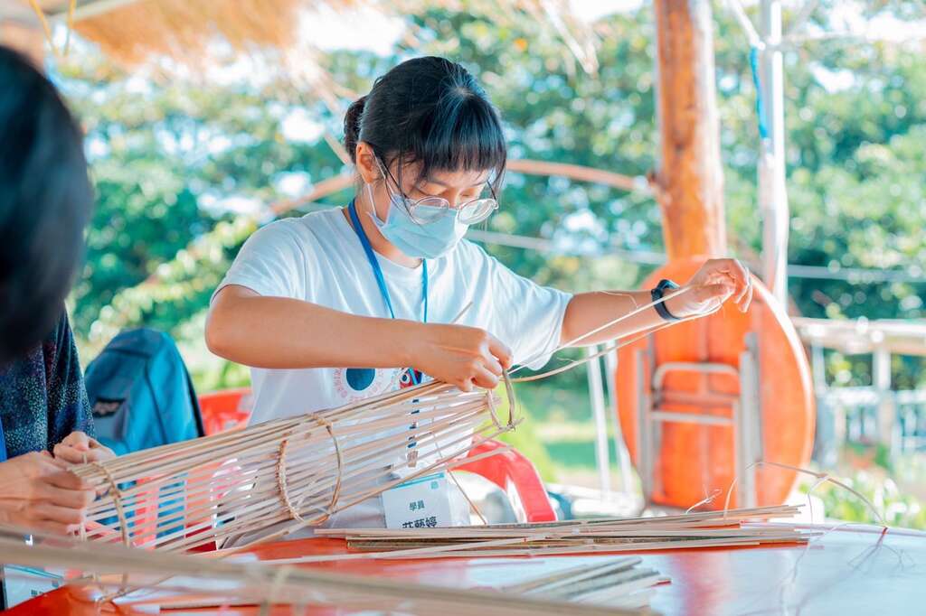 學習阿美傳統魚簍藤編，裝飾部落旅宿空間