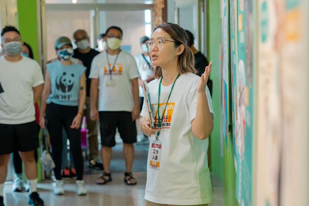 東海岸部落工作假期十週年特別活動開幕現場特別安排導覽人員， 帶領參與貴賓、志工及部落協力夥伴一同回顧歷年來點點滴滴