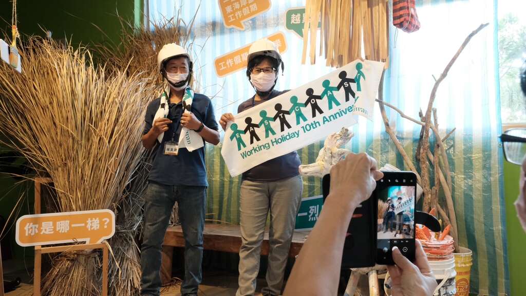 10 週年特展展出精選工項及場次經典元素，例如稻草堆、油漆刷及 經典元素協力人毛巾等，歡迎民眾到場打卡