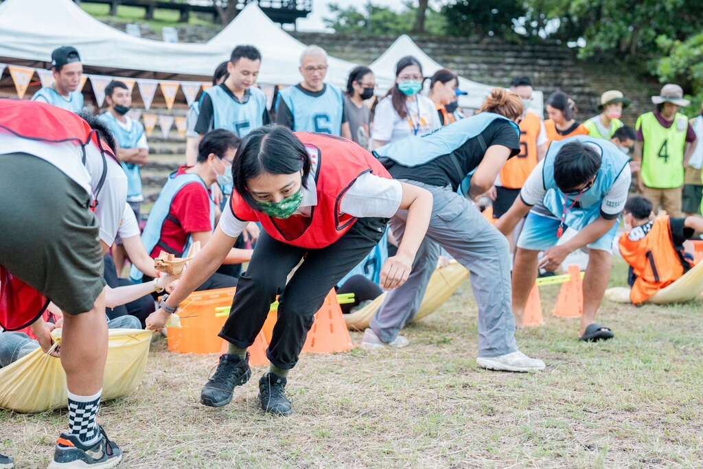 部落運動會場上參賽者們個個卯足全力投入競賽