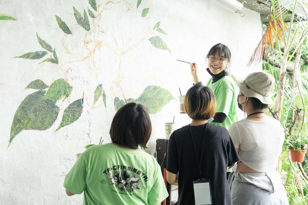 王渝菁設計師帶領台北藝術大學動化學系學生協助長廊彩繪牆面