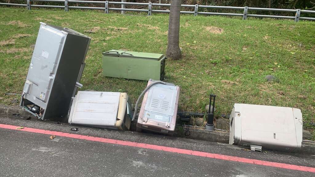 大型家電廢棄物被丟置磯崎濱海遊憩區北端入口處