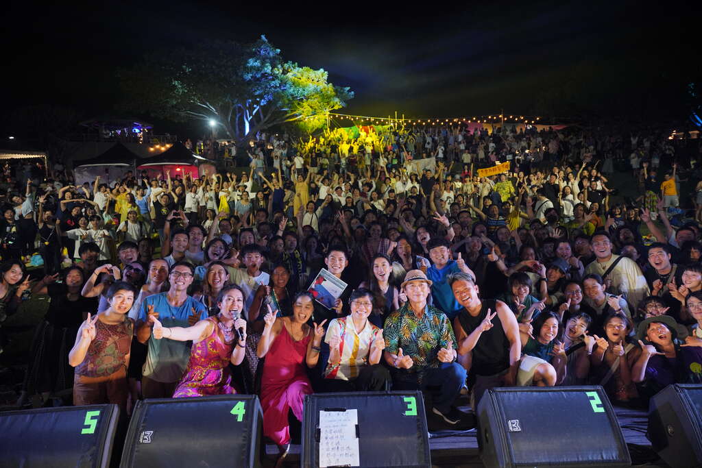 陳建年、舒米恩及主辦單位與現場民眾大合照