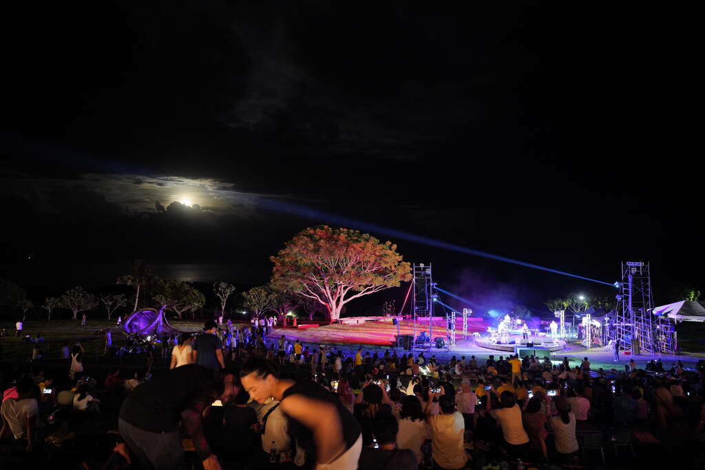 月光緩緩從天記露出