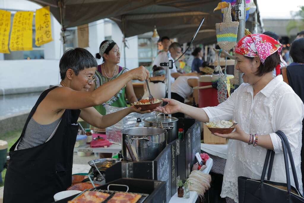 創藝市集,遊客用壓金借餐具