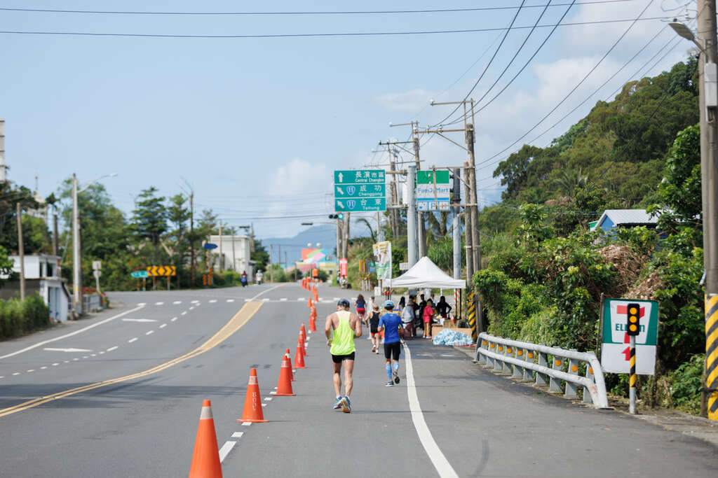 選手跑在長濱街道