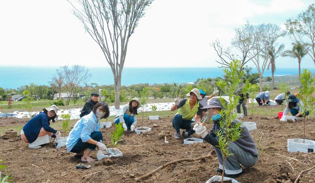 東管處全體同仁共同植樹