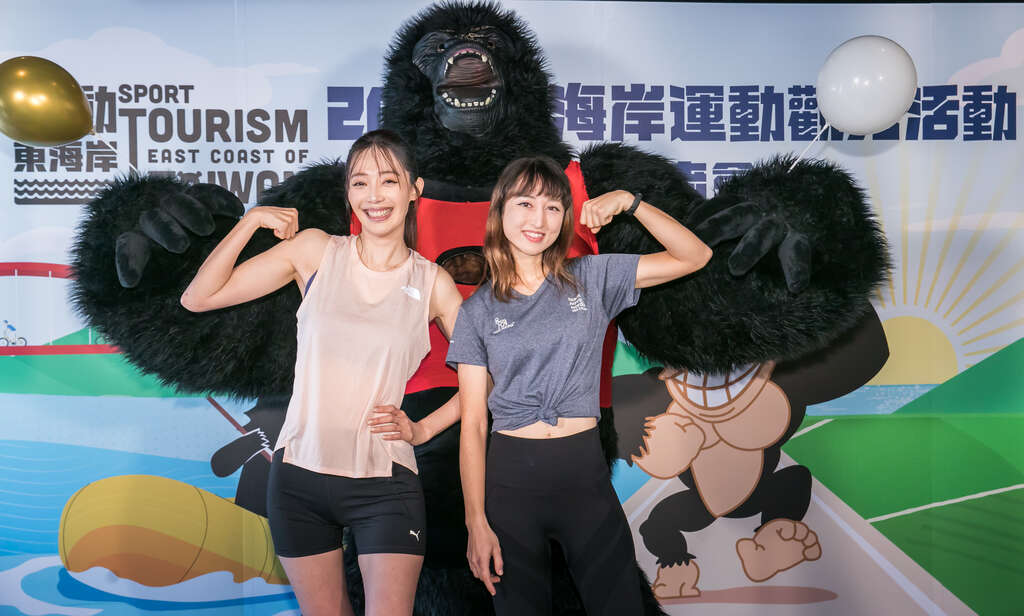 代言人王心恬、徐甘舒與金剛合影