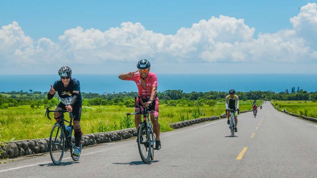 金剛大道上的自行車選手