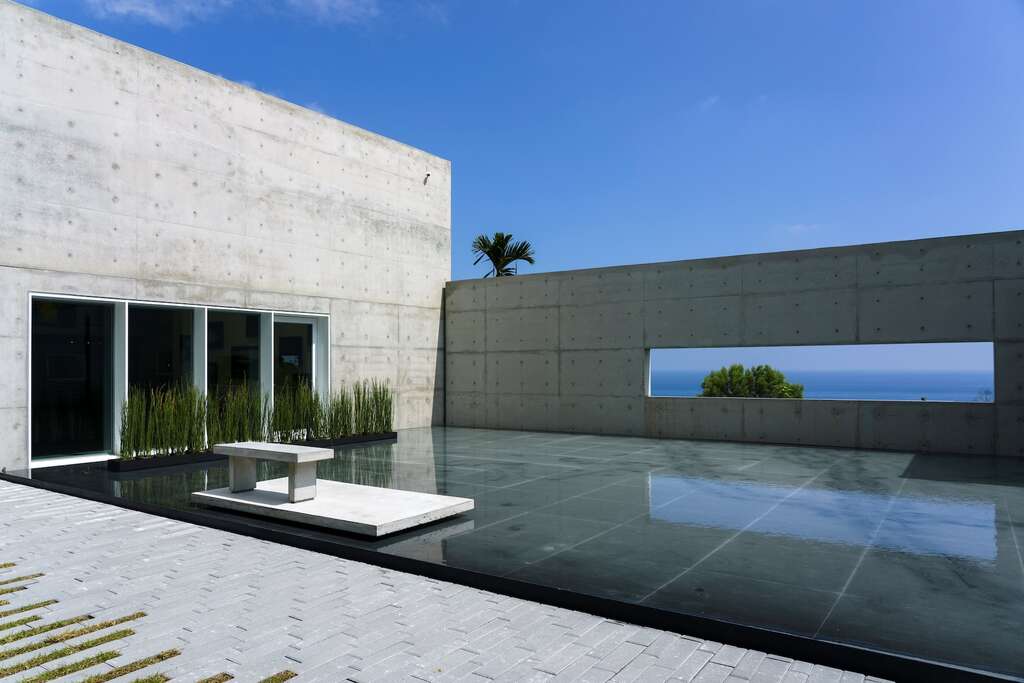 靜池與信義館（第一展覽廳）外景 ©江賢二藝術文化基金會