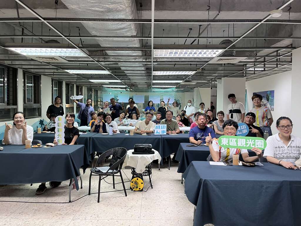 【成功人事場】東區觀光圈共識大合照,右二為交通部觀光署東部海岸國家風景區管理處