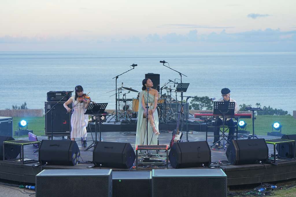 LÜCY演出