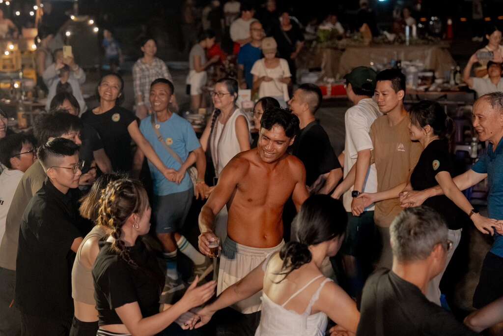 遊客在「海派秋chill圍火派對」中，體驗當地部落文化，圍火烤肉、與族人圍舞，並享受「美式」飲酒招待，感受熱情氛圍。