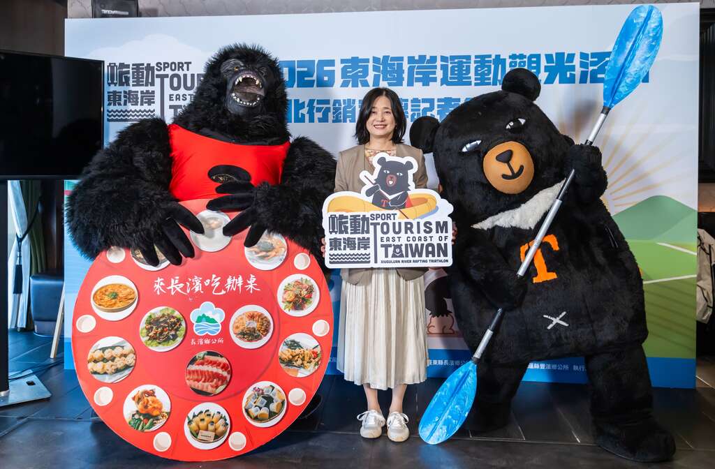 交通部觀光署署長陳玉秀與東海岸運動觀光吉祥物合影