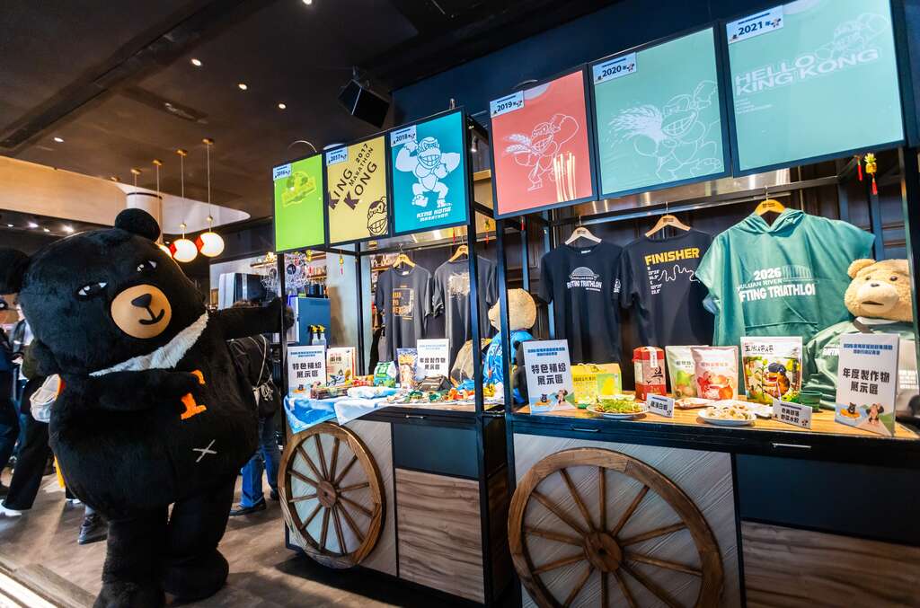 喔熊組長展示東海岸運動觀光系列活動周邊