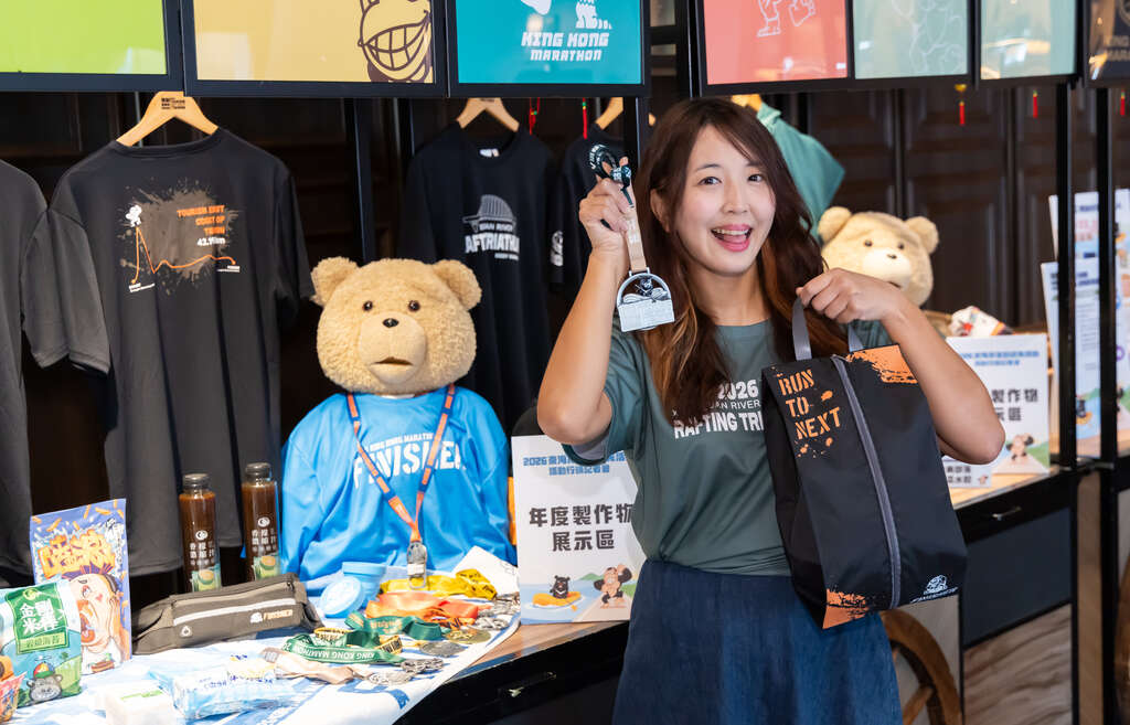 東海岸運動觀光代言人小D與年度製作物合影