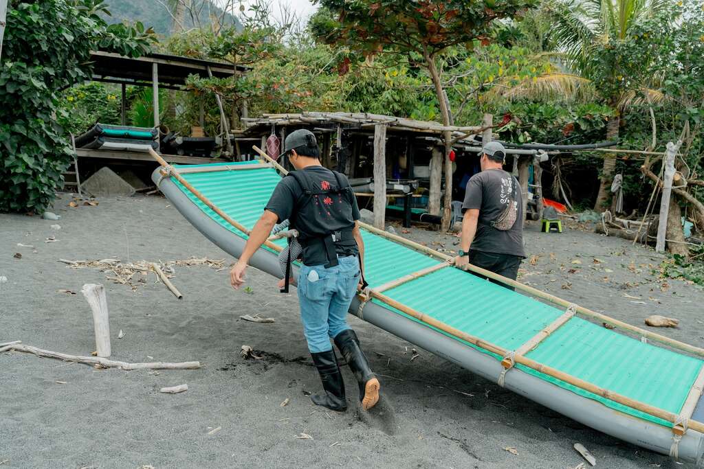 台東縣原住民旮部融岸文化教育促進會長青共作完成海上膠筏修繕。