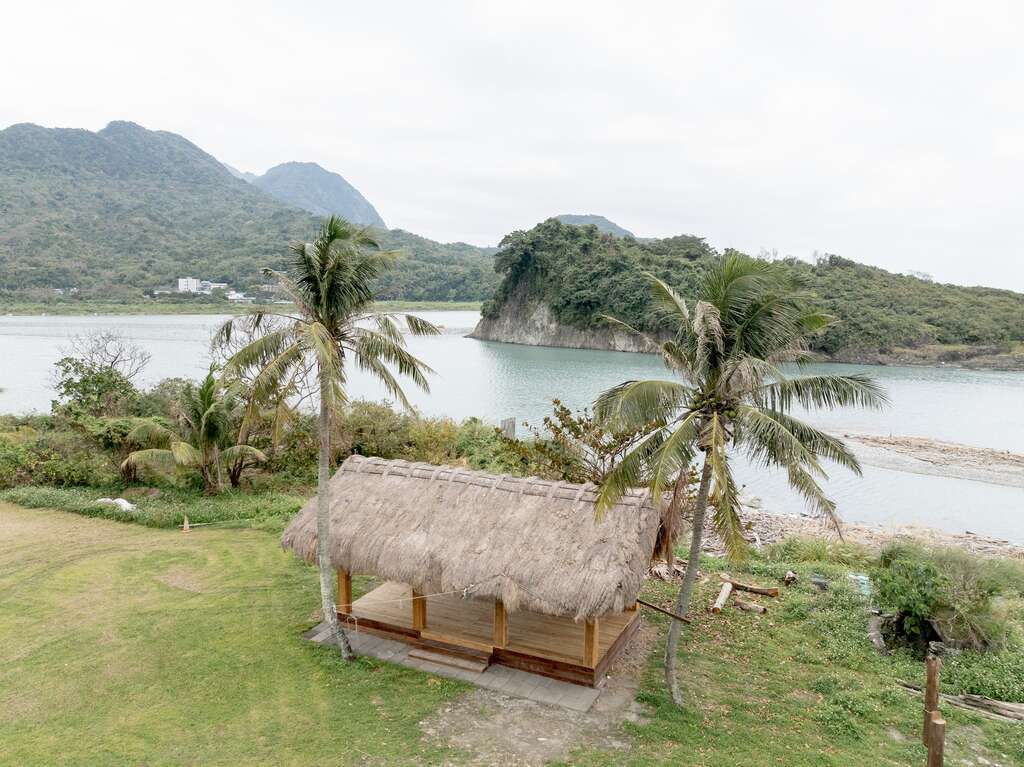 靜浦部落修繕茅草涼亭，強化接待與族人聚會功能。