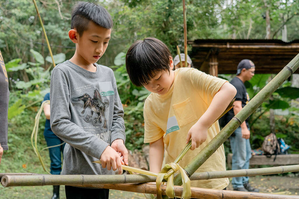 用月桃製作繩子，合力搭建小型達路岸