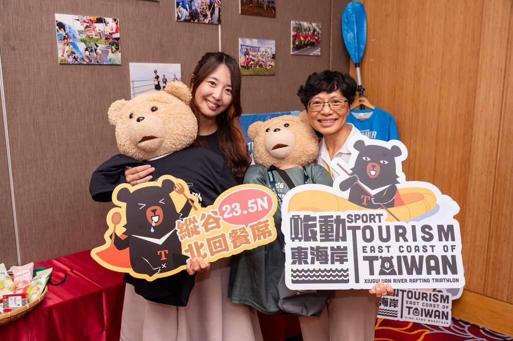 東管處處長林維玲（右一）與活動代言人小D（左一）合影