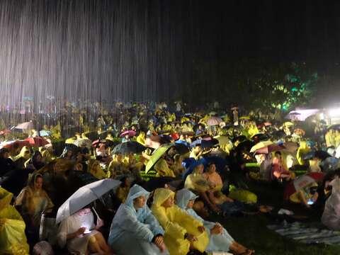 現場觀眾淋著大雨也不消聽音樂會的熱情