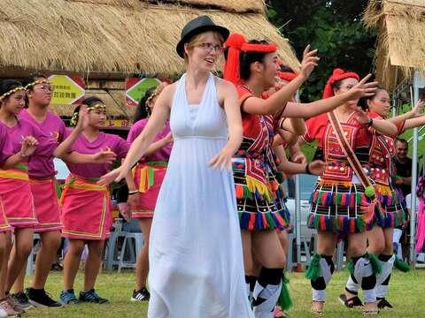 來自德國的朋友與現場族人一同跳舞感受原住民文化魅力