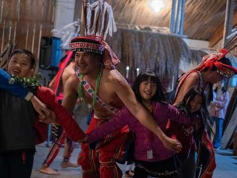 孩子學習部落樂舞，部落晚會一起同歡