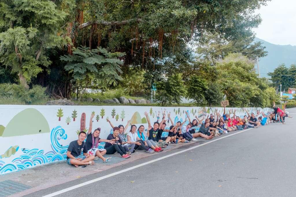 \部落青年與志工共同完成都蘭國小的圍牆彩繪