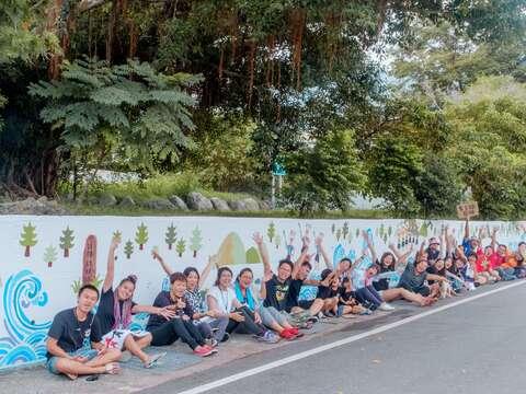 \部落青年與志工共同完成都蘭國小的圍牆彩繪