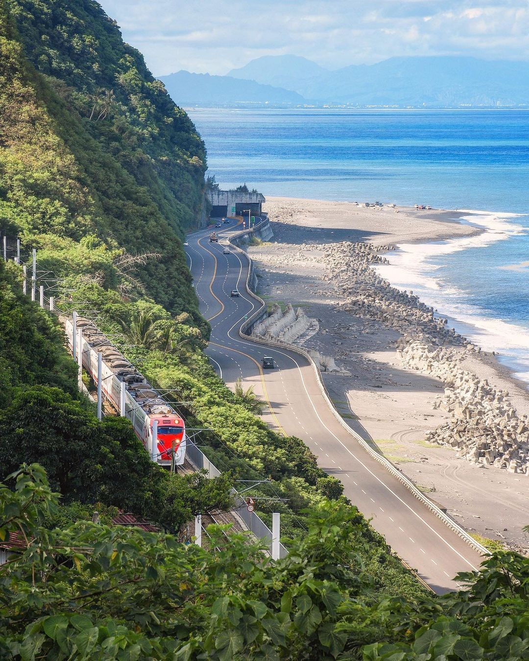 與鐵路並駕齊驅，等到山裡分道揚鑣-感謝 @chicken_shit_lee  分享美照☺️-歡迎在您的照片標記我們 @ecnsa讓...