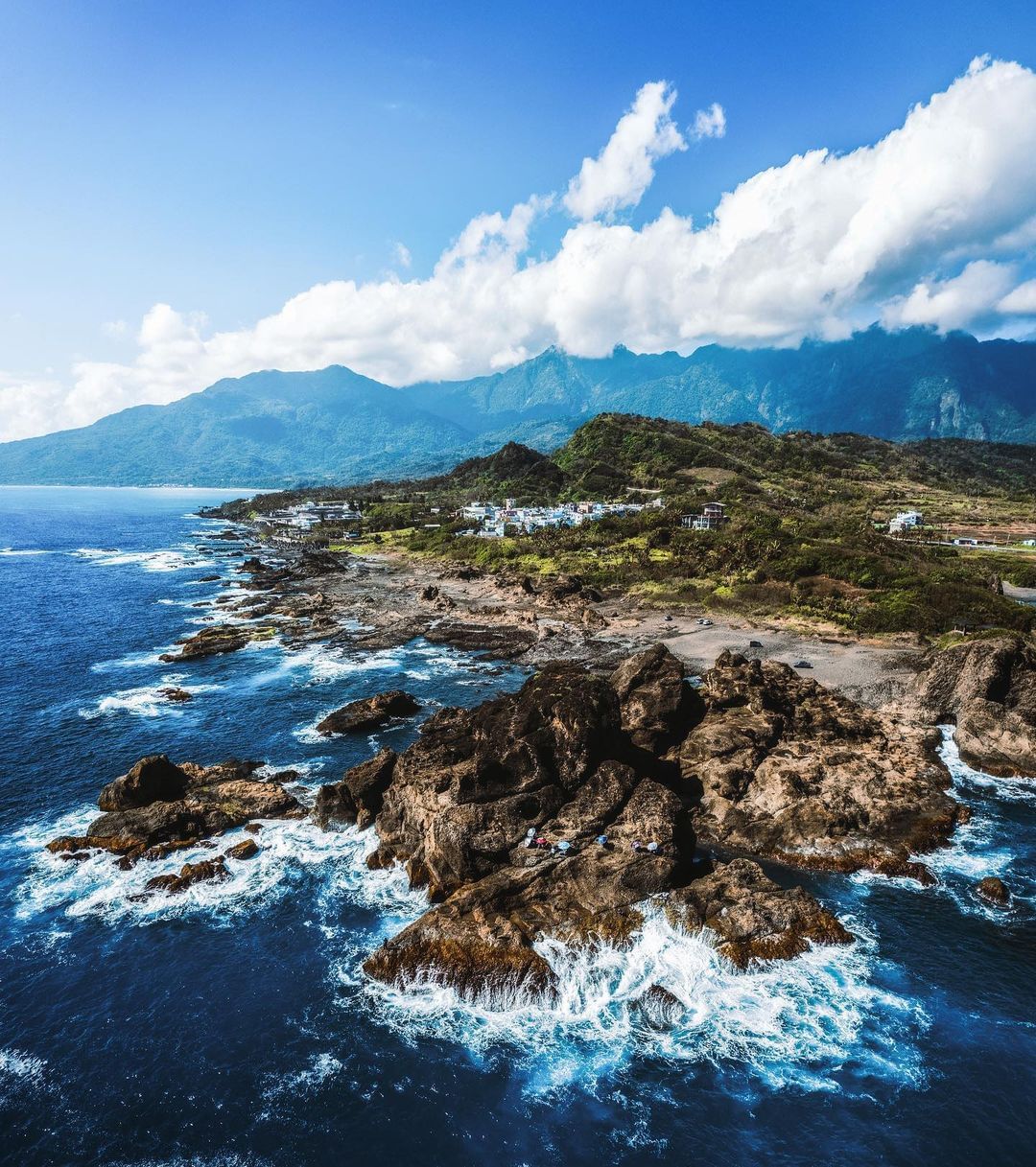 好漂亮的長濱烏石鼻釣魚大哥瞬間變得很小一隻-感謝 @6.l.charlie  分享美照☺️-歡迎在您的照片標記我們 @ecnsa讓...