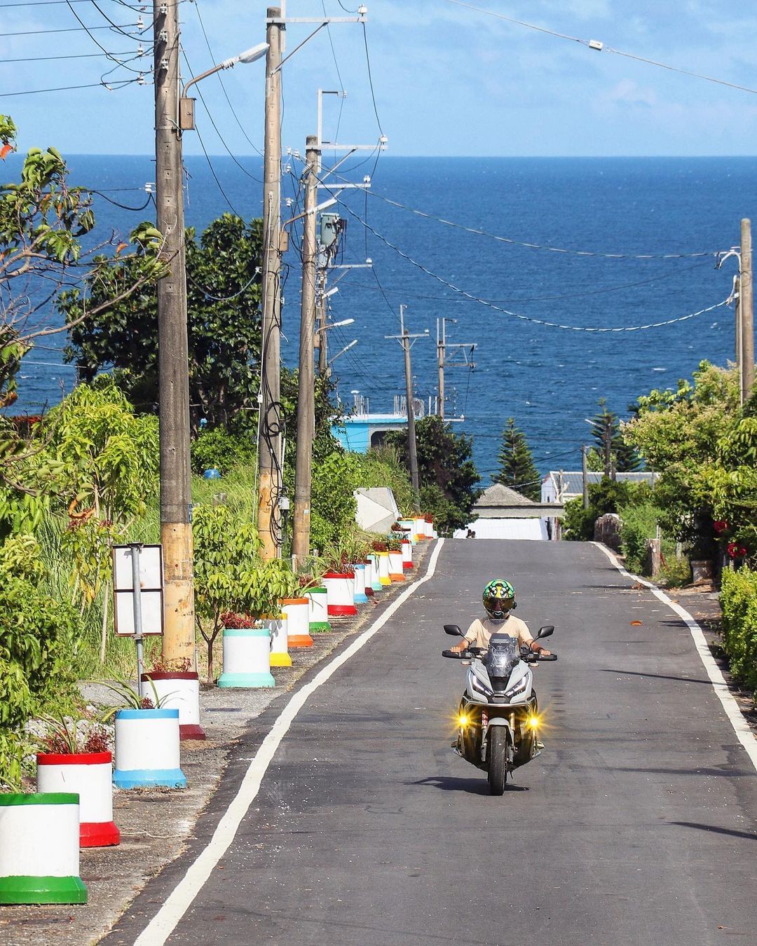 沿路一格一格的彩虹盆栽，太可愛-感謝 @chicken_shit_lee  分享美照☺️-歡迎在您的照片標記我們 @ecnsa讓更...