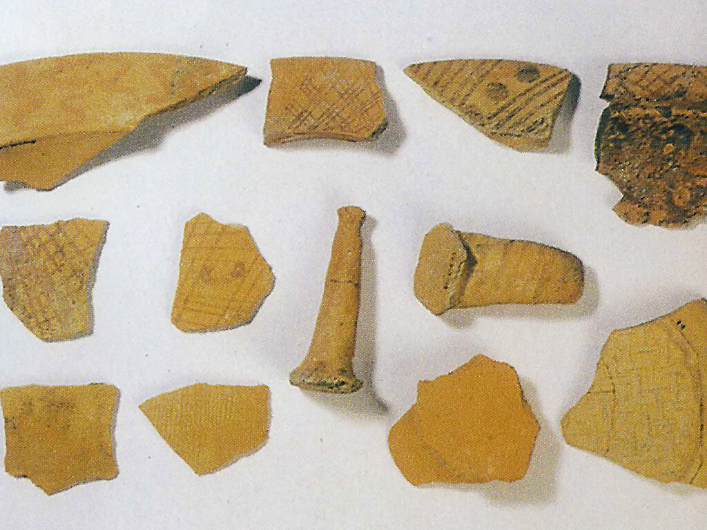 Unearthed colored pottery, Jomon pottery and impressed pottery from Yuqiao archeological site