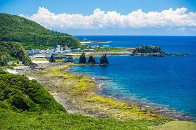 牛頭山的山頂上，可眺望白色恐怖綠島紀念園區、三峰岩與綠島燈塔