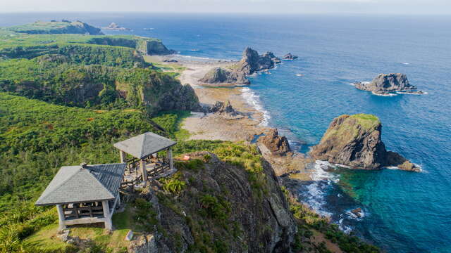 從小長城步道上的涼亭觀看另一側的綠島海景